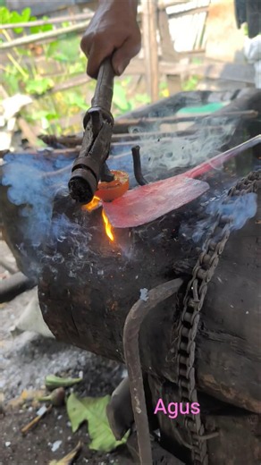 cara membentuk koret alat para petani di perkebunan 🔥#blacksmith #art #handmade #fypシ #satisfying
