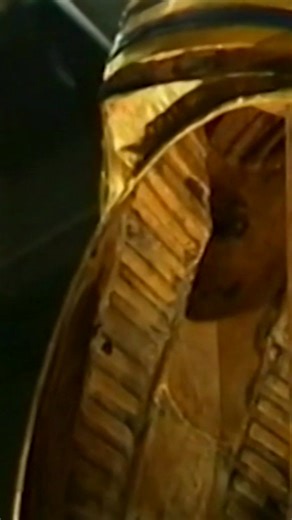 A solder mark runs down the back of Tutankhamun's mask in the Cairo Museum, along the face and neck. Was the face replaced? Was the mask originally made for a different king and reused for Tutankhamun? #Tutankhamun #CairoMuseum #AncientHistory #Archaeology #HistoricalArtifacts From: Egypt Detectives Series 01 Episode 04 | Odyssey - Ancient History