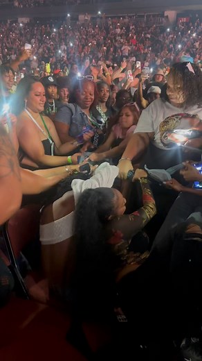 A group of women f-ght over Chris Brown's jacket after he threw it in the crowd during his 11:11 Tour | HipHop Wave