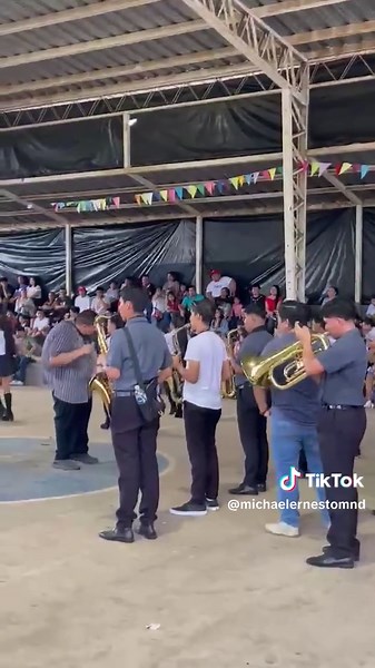 Disfrutando la música con mis chicos en Sonsonate