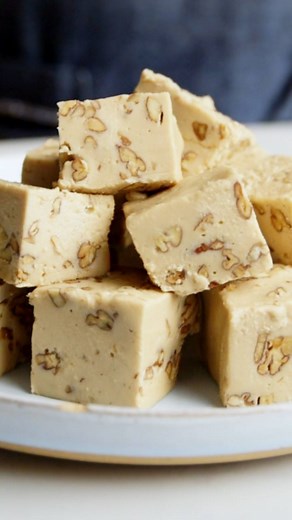 Easy 3-ingredient maple pecan fudge DOWNLOAD OUR NEW APP: http://trib.al/ZxAU8n5 FULL RECIPE: http://trib.al/d2W2Hr7 | Epicurious