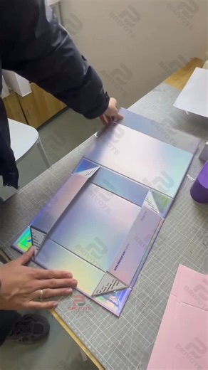 Jeffer-Brivote on Instagram: "Laser-printed logo magnet folding box. *MOQ:1000pcs *Factory direct price *3-6 days turnaround *Free design and sample service DM me for price list and free samples 🏚brivotegiftbox.com 📧canni@brivotegiftbox.com 📲WhatsApp:+86 19376376993 #factory #box #design #custom #fashion #pack #giftbox #diy"