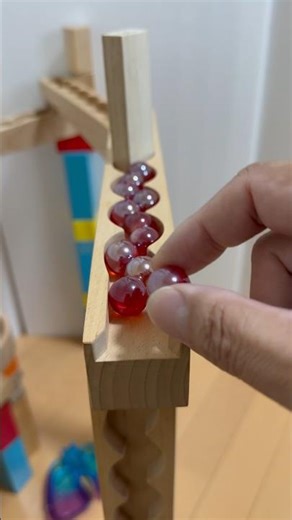 コース延長。小さな大工さん、HABAくねくねスロープ、ビッグサークルに赤色のビー玉を転がす。 肺灰皿#marblerun #marblesrace #marble #marblerace