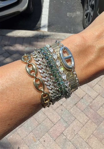 ☀️😎 #jewelryinspo #braceletstack #maximaliststyle #mixedmetals #jewelrystyling