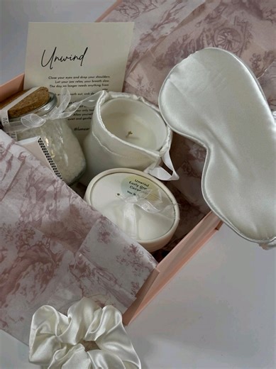 ☁️ Soft Cloud Ritual Set — Self-Care Spa Gift Box for Cozy Evenings Create a calm, comforting self-care ritual at home with the Soft Cloud Ritual Set — a beautifully curated spa-style gift box designed for slow evenings, relaxation and emotional reset. This set is perfect for treating yourself or gifting someone special a moment of peace and softness. ✨ What’s inside: • Scented candle in a glass jar • Wax melts (cloud shapes) for aroma burner • Bath salt in glass jar with cork lid • Satin sleep 