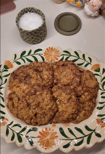 Brown butter oats toffee = cookie magic✨🍪🤎 Brown Butter Oatmeal Toffee Cookies Ingredients - 1 cup (220g) unsalted butter, browned to make 3/4 cup (160g), melted - 200g light brown sugar - 2 large eggs - 1 tsp vanilla extract - 200g all purpose flour - 175g old fashioned rolled oats - 1 tsp baking soda - 1 tsp salt - 1 cup toffee bits, sub with another add in you’d like To finish - Flaky salt 1. Start by browning the butter. Into a pan on medium heat, add in the butter, and melt. Brown the but