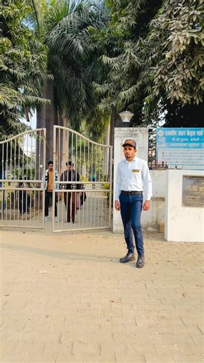 🇲​🇴​🇭​🇩​ 🇲​🇺​🇿​🇦​🇲​🇲​🇮​🇱​92 on Instagram: "Guard Ki Imandari🥹🫡❤️ . . . . . . security guard ki imandari imandari ki kahani security guard ki duty imandari imandari story imandari kya hota hai imandari ka kam kya hota hai security guard apply security guard imandarguard security guard agency security guard abroad security guard attire security guard at school brave guard honest guard security guard movie security guard creed honest security guard security guard tiktok security guard