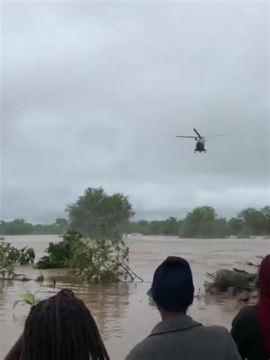 🚁 FLOOD RESCUE – MBAULA VILLAGE, GIYANI, LIMPOPO 🚁 Two helicopters airlifting flood-affected residents from Mbaula Village in the Mopani District. A third chopper from Pretoria has been commissioned to assist in ongoing rescue operations, spokesperson Odas Ngobeni confirmed. Residents are urged to follow instructions from authorities and stay clear of flooded areas. #FLOODALERT #LIMPOPO #GIYANI #RESCUEOPERATIONS #DISASTERMANAGEMENT #SAFETYFIRST #MOPANIDISTRICT | Suburban Control Centre