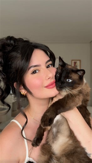 Vivian Schilling on Instagram: "Mulheres femininas tem 100% energia felina 💘 #autocuidado #gatos #feminilidade #mulher #gato"