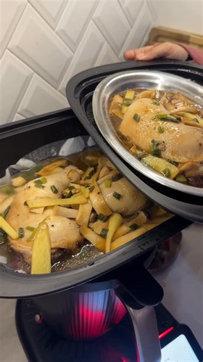 House of Six on Instagram: "Ginger steamed chicken ❤️ Malam tadi ramai yang DM mintak resepi kan.. so here you go 🥰 Resepi yang sis jumpa dekat tiktok and convertkan ke Thermomix ☺️ . 3 Quarter Chicken 60g ginger Mushroom Spring Onion 30g Osyter Sauce 30g Light Soy Sauce 15g Sesame Oil 20g Corn Flour / Tepung Jagung White Pepper Black Pepper 1tsp Mushroom Seasoning Garam secukup rasa Masa 40 min | Varoma | Speed 3 . kalau nak masak nasi skali, lepas 20 min keluarkan nasi and tambah masa 30min l