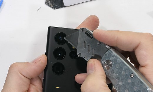 Samsung Galaxy S22 Ultra Survives Scratch And Bend Test Which OnePlus 10 Pro Didn’t