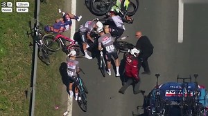 Así fue la caída tempranera de Van der Poel que le complicaba las cosas en Flandes