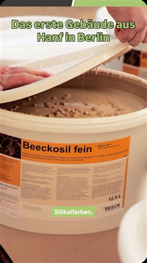 Michael Bader on Instagram: "Die Fassade ist fertig – und dieses Projekt ist etwas ganz Besonderes. Hier entsteht das erste Hanfhaus in Berlin Nach Abschluss der Fassadenarbeiten mit dem neuen Fassadenputz von @hessler.kalk hat das Gebäude nun seinen finalen Anstrich erhalten. Verwendet wurden Silikatfarben von @beeckschefarbwerke , die perfekt mit dem diffusionsoffenen Wandaufbau harmonieren. Mineralisch, hoch diffusionsoffen, schimmelresistent und dauerhaft farbecht – genau das, was ein nachha