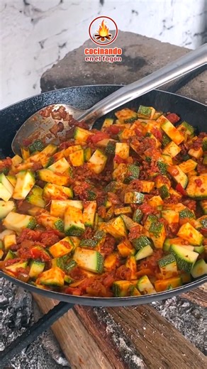 Calabacitas con chorizo 🥰 | Cocinando en el fogón