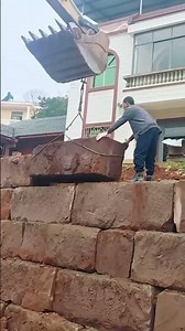 Excavator-Assisted Retaining Wall Construction – Fast & Accurate