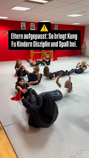 😊 Diese Momente zeigen, was wirklich zählt: Kinder, die mit Freude stärker werden. Kung Fu gibt ihnen nicht nur Power 💪 sondern auch Selbstvertrauen, Fokus und Durchhaltevermögen. Und das Beste? Sie erleben das alles selbst bei einem kostenlosen Probetraining. 🤗 👉 Jetzt Platz sichern und dein Kind unverbindlich ausprobieren lassen! 📩 DM für Anmeldung ——— Wing-Tsun Kung-Fu Schule Sicher. Stark. Selbstbewusst. 📍 August-Ruf-Str. 1, 78224 Singen 📱 49 (0) 170 328 06 00 📧 info@kungfu-singen.de