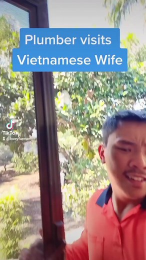 Vietnamese wife vs Aussie Plumber #tradies #straya #tradiesgettheladies | HoeyFarmer
