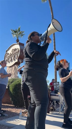 Starbucks employees protesting outside the coffee shop’s Ina and Oracle location this morning. The employees have been pressing Starbucks for better working conditions and the ability to unionize. #arizona #arizonadailystar #tucson #tucsonbusiness #starbucks | Arizona Daily Star