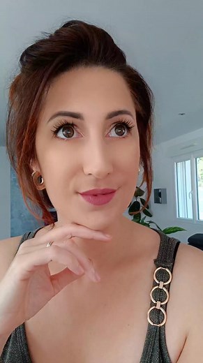 Look du jour golden ☀️ Fond de teint poudre mon préféré pour l'été ☀️ illuminateur sur les yeux golden Lèvre rouge à lèvres opulence powerfull Mas Sans oublier ma base éclat et ma poudre fixatrice indispensable 🤗 C'est ici pour découvrir les produits et la promo 🤗 👇👇👇👇 https://www.younique.com/bouclanslalorceyjulie/cc/Sg4qrz9RJiGnvm6Mrj4sqc | Julie lalo by younique