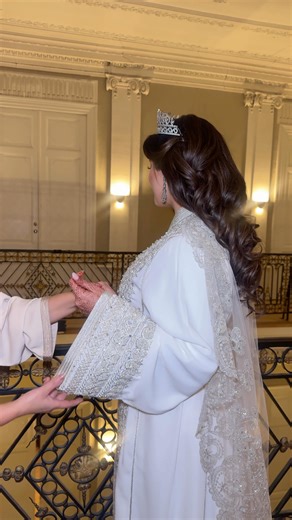 𝐌𝐀𝐈𝐒𝐎𝐍 𝐍𝐎𝐑𝐀 | 𝐁𝐑𝐈𝐃𝐀𝐋𝐒𝐓𝐘𝐋𝐈𝐍𝐆 on Instagram: "Bride Ihssan in MAISON NORA ✨ Light, feminine, and effortlessly elegant. Caftan @maisonfatim #weddinstyle #morrocanwedding #traditionalbride #highendjewelry"