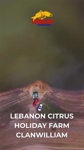 BEHIND THE SCENES: Wat ’n ongelooflike dag by Lebanon Citrus Holiday Farm! 🎣🚁🌅 Vandag se VASKAP opname was iets besonders – ons drone shots oor die dam, ons staanplek langs die water, tot daai mooiste uitsig wat net Suid-Afrika kan bied gaan jou lus maak om hiernatoe te kom! 🇿🇦✨ Dis ’n voorreg om op só ’n pragtige plek vis te kan vang en die ervaring met julle te deel. 🙌🔥 Hierdie een gaan jy beslis wil kyk! 🎥🎣 #VASKAP #LebanonCitrus #Clanwilliam #FishingLife #DroneShots #ProudlySouthAfr