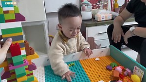 人类幼崽的反骨和倔强，宝宝每扔一件东西就被爸爸打一下，宝宝：可以哭 但绝不服输