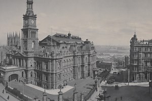This beautiful panorama captured by Melvin Vaniman shows Town Hall and the Queen Victoria Building in 1904. Can you see any other familiar sights? 🔎 https://collection.sl.nsw.gov.au/digital/eJDyLDaKxVjzK | The State Library of New South Wales