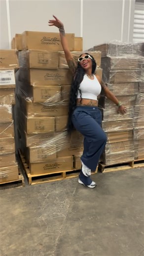 God has been allowing @ghettogirlzeat to fully let me be in my creative bag from creating my signature handcrafted seasonings from scratch, and now my grill pan! It’s literally perfect🥹 For the next hour, you get my grill pan for $49 with #FREE “On everything” @ghettogirlzeat seasoning! Hurry I’m only doing 50! I’m only requesting one thing from you guys is that you leave a genuine review on our #grillpan🥹🙏🏽 | Sierra Glamshop