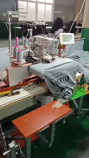 Factory live video, automatic hemming of T-shirt bottom.#automaticlockstitchtemplatesewingmachine #automaticsewingmachines#industrialsewingmachine#fullyautomaticsewingmachine#fdkauto#fdkkael#Manufacturerofautomaticsewingequipment#sewing#automaticbottomhemmingmachine#Automaticwaistbandinterlockmachine#automationequipmentmanufacturer#automatedsewingequipment#automation#Autobottomhemmingmachine#autocollarattachingmachine#multifunctionallaserweltingmachine#autoelasticattachinemachine#360RotatingTemp