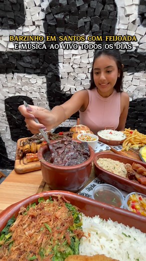 BARZINHO EM SANTOS COM FEIJOADA E MÚSICA AO VIVO TODOS OS DIAS 🎶 Um dos lugares mais completos da rua gastronômica da cidade conta com: happy hour, porções, drinks autorais e música ao vivo! O happy hour inclui: • Caipirinha (limão, abacaxi e maracujá) - R$12,90 (cachaça) e R$14,90 (vodka e saque) • Gin (tradicional, tangerina e melancia) - R$9,90 • Mini Batida (abacaxi, maracujá e morango) - R$9,90 • Chopp Brahma - R$8,90 A feijoada é completassa e sai por R$79,90 e só é servida aos sábados e 