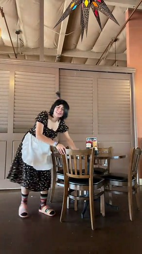 La Chimoltrufia Singing in the Neighborhood of El Chavo del 8