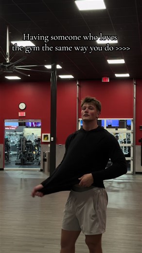 It’s bulking season. Time to lock in. #gymgirl #influencer #gymcouple #couplegoals #biceps @gabby ♌️