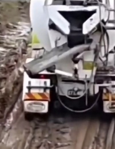 DRIFTING A CONCRETE TRUCK🫵AMAZING DRIVER💯#concretetruck#mustsee#concretetool #DRYBAGPOURDRYBAGRETAININGWALL #concretestaircase #heavyequipment#fresno #concrete #cement #wetconcrete #concretelife #concretestairs #horribleconcrete #concreteslab #screedingconcrete #concretepour #diyconcrete #demo #horribleconcretework #stampconcretepatio #broomfinishconcrete #bullfloat #amazingdriverskills
