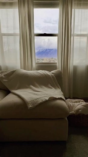 Reset the room, reset the mood. #sundayreset #resetday #weeklyreset