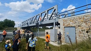 Unikátní železniční most na Mělnicku: Projede vlak a může se celý zvednout - Novinky