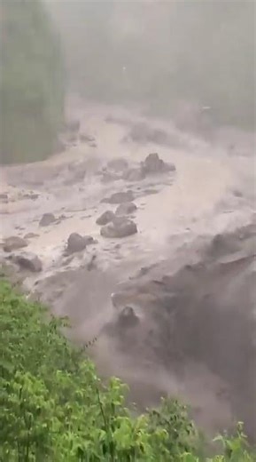 Fluxo vulcânico fluindo do Monte Merapi em direção ao Rio Gendol. Java Central🇮🇩#indonesia #vulcão