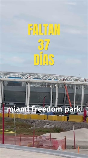 Obreros sobre el domo dan los toques finales a las obras del Miami Freedom Park de Inter Miami CF…