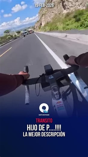 ⚠️ Un ciclista evitó una tragedia en la bajada al río Pisque, al norte de Quito. 🚍🚗 La imprudencia de un bus y un vehículo particular al invadir carriles para adelantar obligó al ciclista a bajar a la cuneta para evitar el impacto. 🚴‍♂️ El hecho reabre el debate sobre el respeto vial. #Quito