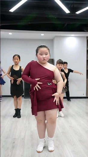 Today she will show you the basic steps of Samba #latindance #ballroomdance #dancetutorial #samba