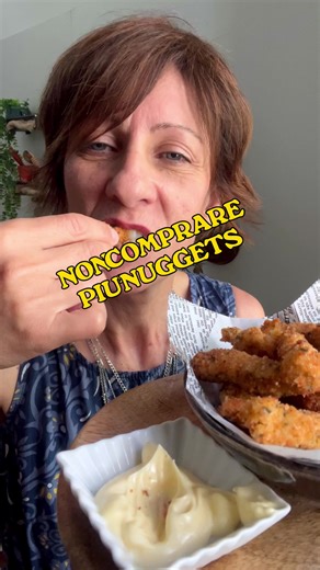 ✋ Non comprare più i Nuggets, questi si fanno in 15 minuti e sono molto più buoni 😋 faccio da fare e super croccanti ti ritroverai a prepararli per i bimbi di casa ed a mangiarli tu prima di loro 😉🤭 Lascia la tua ricetta se li hai già fatti in casa ❤️ - Il mio libro “Antipasti con la pasta sfoglia” è su Amazon 🥰 - INGREDIENTI 4 fette Pollo 1 uovo 5 cucchiai di farina 00 10 cucchiai di Pangrattato buccia di limone 1 cucchiaino di rosmarino 1 cucchiaio di formaggio grattugiato Asciugale bene t