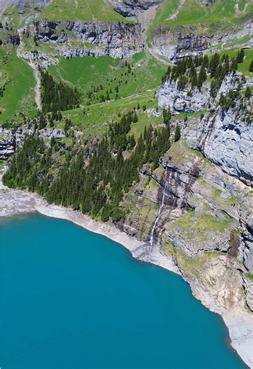 Lac d’Oeschinen Suisse: vue drone des eaux turquoise