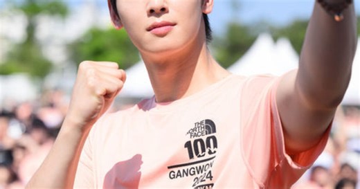 Handsome Man Spotted At Running Competition Turns Out To Be Popular Celebrity