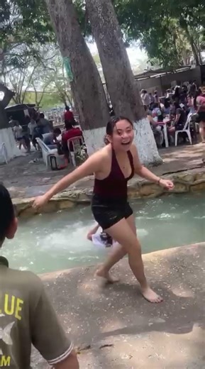 ¡BROMA pesada a mis primas! 😱 Las lancé a la alberca 💦 #humor