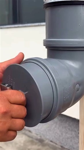 Quelle est la méthode pour préparer et installer un petit robinet et son réservoir d’eau ? #RéservoirDEau #AstuceMaison #robinet #Outils #astuce #France 🥨🇫🇷 | Blog-turquoise67