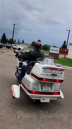 Automated Landing Wheels: 🏍️ Aircraft-Style Low-Speed Motorcycle Support