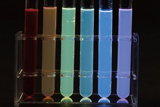 化学発光 ｜ 自由研究におすすめ！家庭でできる科学実験シリーズ「120秒の科学」｜ NGKサイエンスサイト ｜ 日本ガイシ株式会社