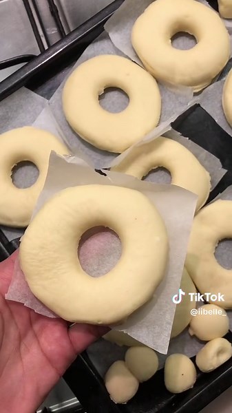 copycat krispy kreme donuts 🍩✨ دونات كرسبي كرييم لذيذذه😋 الوصفه: 2 كوب دقيق، 3 م سكر ،1/2 م ملح 1/2 كوب حليب دافي ،40 جرام زبده،1 بيضه ، 1م خميره وتنعجن لمده عشره دقايق ونتركها ترتاح حول ساعه ونفردها ونشكلها ونخليها ترتاح من15-20 دقيقه وتنقلى بزيت متوسط الحراره التغطيه: 1 كوب سكر بودره ، 2-3 م حليب وبالعافيه لاززم تجربونها #explor #cooking #foryoupage #fyp #foryou #cook #الرياض #دونات #دونات🍩🍩 #دوناي #donuts