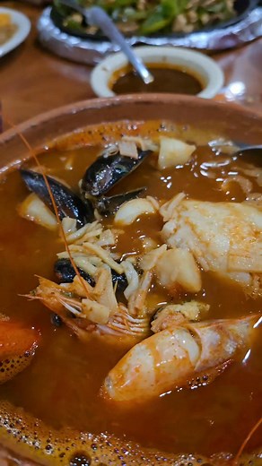 Un caldito 7 mares de Los Potrillos Mexican Restaurant #1 🦑🦐🥘🌊🐟👌💯🔥y a echarle ganas este dia como siempre 💯 #chillinconloscompas #podcast #youtube #caldo7mares #mariscos #seafood #chillinconelozz #ozzbarbaroja | Chillin Con Los Compas