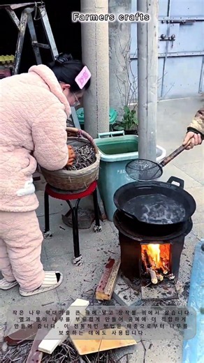 작은 나무 막대기 삶기 – 모닥불 위에서 나무를 부드럽게 하는 전통적인 방법