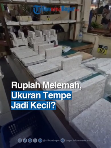 Dollar naik, kok yang dibahas tempe? Ternyata meski diproduksi di Indonesia, bahan baku utama tempe yaitu kedelai masih sangat bergantung pada impor. Makanya saat rupiah melemah terhadap dollar, biaya kedelai ikut terdampak. Yang sering terjadi bukan harga tempe langsung naik, tapi ukurannya yang perlahan mengecil agar harga jual tetap terjangkau. Jadi, pernah sadar nggak kalau ukuran tempe sekarang terasa berbeda dari dulu? 👀 #Tempe #DollarAS #Rupiah #EkonomiIndonesia #HargaPangan #KedelaiImpo